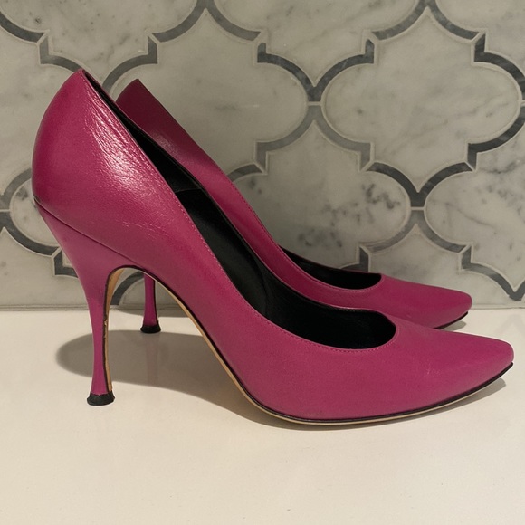 Fuchsia Manolo Blahnik Pumps - Picture 2 of 7